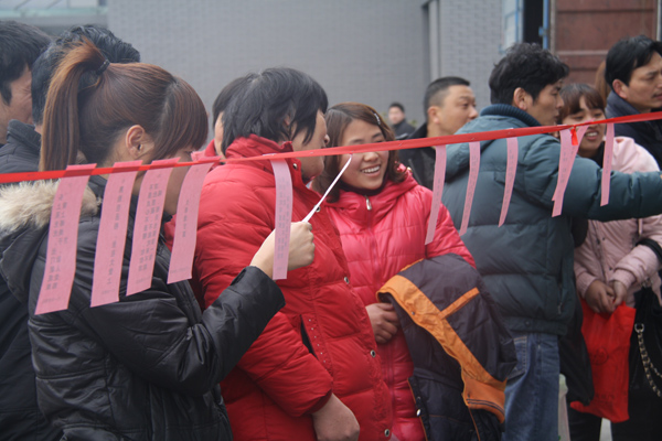 辭新春，迎元宵，全體員工踴躍上演燈謎會(huì)！